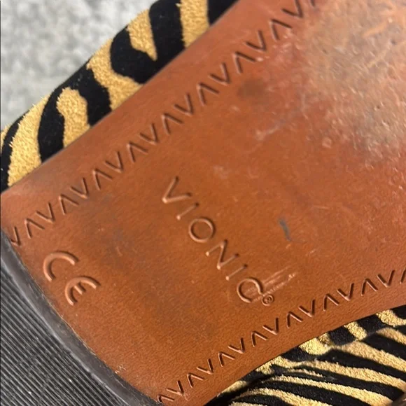Vionic Willa Tiger Print Slip on  Flats size 8 - Picture 8 of 11
